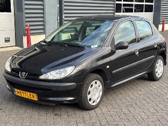 damaged passenger cars Peugeot 206 1.4 XR,XS,XT,Gentry Hatchback  Benzine 1.360cc 55kW (75pk) FWD 2007/4