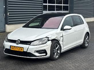 krockskadad bil auto Volkswagen Golf R-Line 1.4 TSI 125 16V Hatchback  Benzine 1.395cc 92kW (125pk) FWD 2017/6