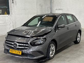 uszkodzony samochody osobowe Mercedes B-klasse 1.3 B-180 Turbo 16V Hatchback  Benzine 1.332cc 100kW (136pk) FWD 2020/1