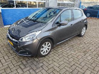 uszkodzony samochody osobowe Peugeot 208 1.2 PureTech Blue Lion 2018/11