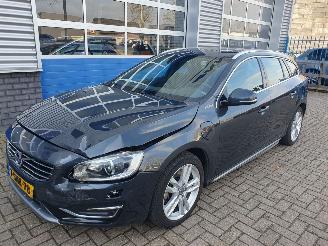Unfallwagen Volvo V-60 2.4 D6 AWD Plug-In Hybrid Summum 2013/11