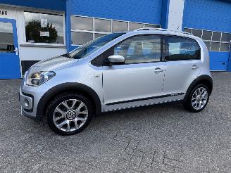 Schadeauto Volkswagen Up! 1.0 CROSS UP! 2014/5
