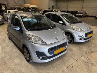 krockskadad bil auto Peugeot 107 2 x 107  airco  km 73.956 en km 77.119 2012/6