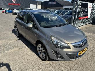 krockskadad bil auto Opel Corsa 1.4 16v Design Edition 2013/6