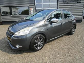 Schadeauto Peugeot 208 1.2 VTI Envy 5drs 2013/12