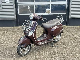 skadebil bromfiets Vespa  LX 50 4T 2013/9
