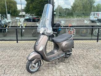 skadebil bromfiets Vespa  LX 50 4T 2011/1