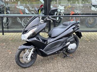 Vaurioauto  motor cycles Honda PCX 125  2011/3