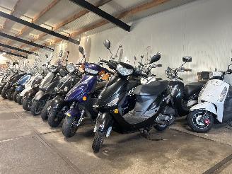 krockskadad bil bromfiets Overige  Partij 58 scooters 2026/1