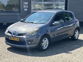 Auto incidentate Renault Clio 1.6-16V Privilège 2006/7