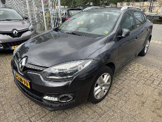 Coche accidentado Renault 300 M  2014/8
