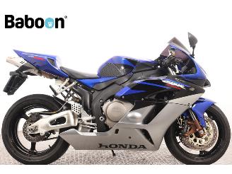 krockskadad bil motor Honda CBR 1000 RR Fireblade 2005/8