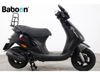 skadebil bromfiets Piaggio  Zip 45KM 2021/5