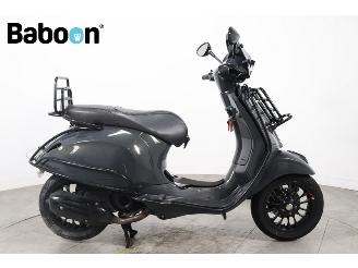 krockskadad bil bromfiets Vespa  Sprint 45KM 2024/3