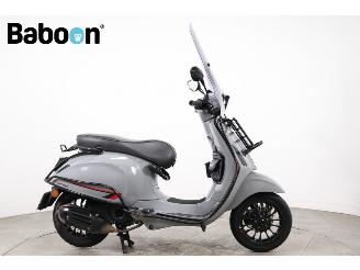 krockskadad bil bromfiets Vespa Sprint 45KM  2020/9