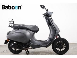 skadebil bromfiets Vespa Sprint 45KM  2017/2