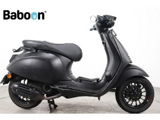 krockskadad bil bromfiets Vespa Sprint 45KM  2021/9