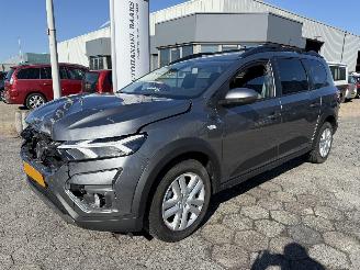 Vaurioauto  passenger cars Dacia Jogger 110 pk Expression 7p. 2024/6