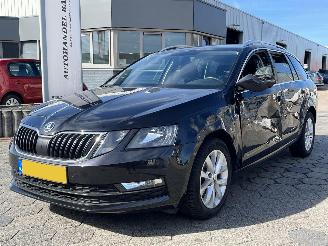 Vaurioauto  passenger cars Skoda Octavia Combi 1.0 TSI Greentech Ambition Business 2019/1