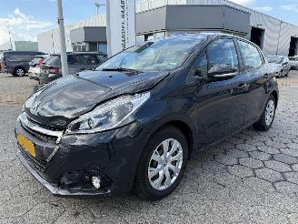 uszkodzony samochody osobowe Peugeot 208 1.2 PureTech Blue Lion 2018/8