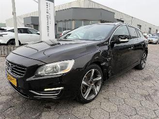krockskadad bil auto Volvo V-60 2.4 D6 AWD Plug-In Hybrid Summum 2013/10
