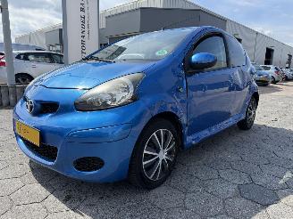 uszkodzony samochody osobowe Toyota Aygo 1.0-12V Dynamic Navigator 2011/10