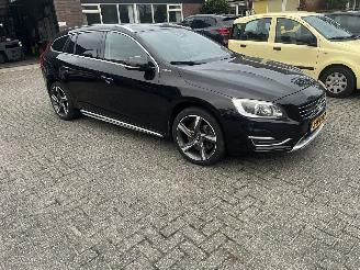 Schadeauto Volvo V-60 2.4 D6 AWD Plug-In Hybrid Summum VOLLE AUTO !! 2013/12