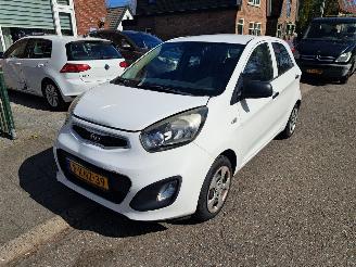 Vaurioauto  passenger cars Kia Picanto 1.0i 2013/6