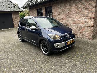 Damaged car Volkswagen Up! 1.0 GROOVE CROSS UP BLUEMOTION 2015/4