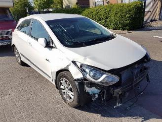 Coche siniestrado Hyundai I-30 1.6 CRDi 16_V VGT (GDHB5D3; GDHB5D4) 2013/7