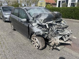 Vrakbiler auto Mercedes B-klasse B 180 2013/10
