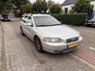krockskadad bil auto Volvo V-70 D5 Combi 2005/10