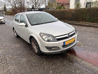 uszkodzony samochody osobowe Opel Astra 1.6-16V automaat 2005/12