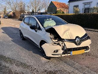 krockskadad bil auto Renault Clio 1.2 TCe Intens AUTOMAAT 2017/9