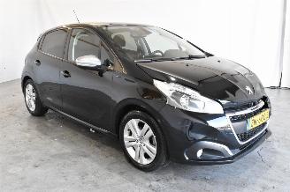 Schadeauto Peugeot 208 1.2 PureT. Signature 2019/6