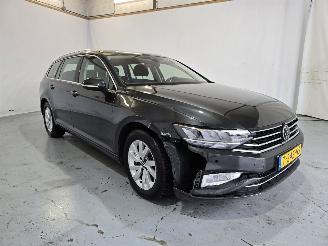damaged passenger cars Volkswagen Passat Variant 1.5 TSI Business 2023/8