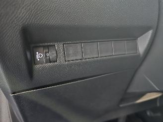 Peugeot 208 1.2 PureTech 100 Allure picture 27