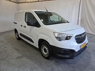krockskadad bil bedrijf Opel Combo 1.2 PT 110 SenS L1 2024/6