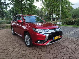 damaged passenger cars Mitsubishi Outlander 2.4 PHEV Intense+ 2020/11