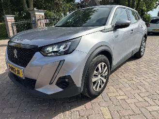 Vaurioauto  passenger cars Peugeot 2008 1.2 PURETECH BLUE LEASE ACTIVE ECC/NAV/LMV/PDC 2020/8