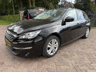 Vaurioauto  passenger cars Peugeot 308 1.2 PureTech Blue Lease Executive 2016/10