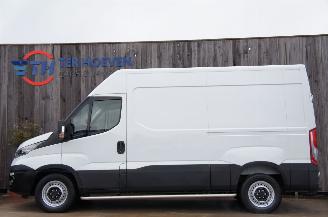 krockskadad bil auto Iveco Daily 35S12 2.3 HPi L2H2 Automaat Hi-Matic Trekhaak 85KW Euro 6 2018/1