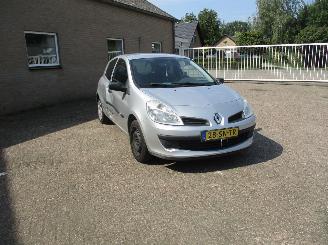 uszkodzony samochody osobowe Renault Clio 1.2-16V Authentique 2006/3