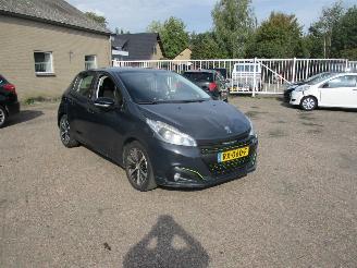 damaged passenger cars Peugeot 208 1.2 PureTech Allure 2016/10