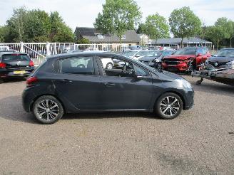 Peugeot 208 1.2 PureTech Allure picture 8