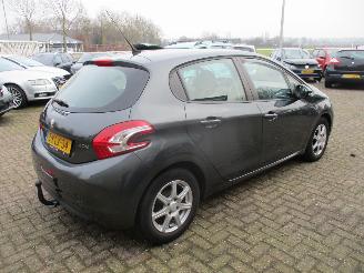 Peugeot 208 1.2 VTi Envy 5drs picture 7