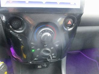 Peugeot 108 1.0 E -VTI BLUE L. EX picture 23