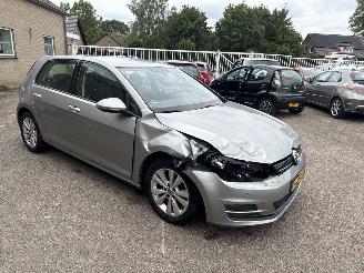 damaged passenger cars Volkswagen Golf 1.0 TSI Business Edition Connected  REST BPM €300,-!!! 2016/1