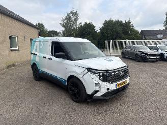 krockskadad bil auto Ford Transit E-Transit Courier Trend 44 kWh 2025/12