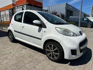 uszkodzony samochody osobowe Peugeot 107 1.0-12V XS 2010/9